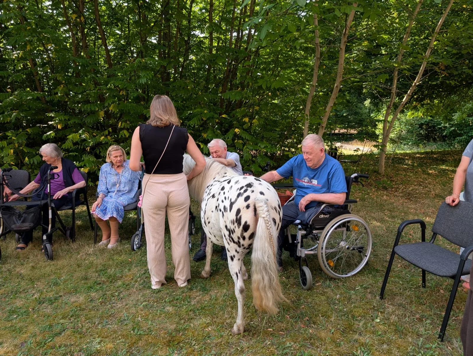 Bewohner streichelt ein Pony