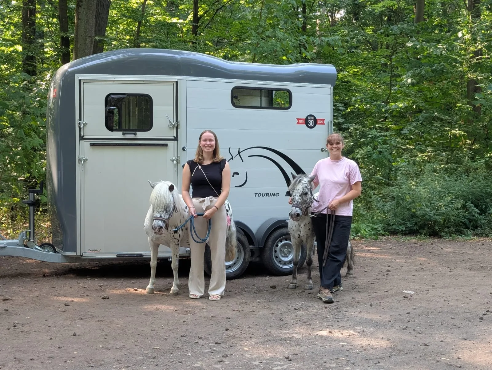 Pferdeanhänger mit zwei Ponys beim Einrichtungsbesuch